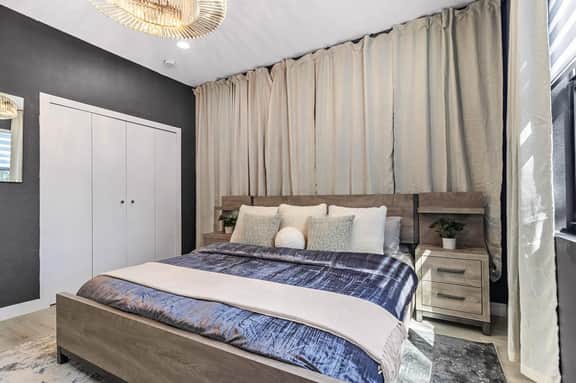 Last Minute Deals, Ideal central location