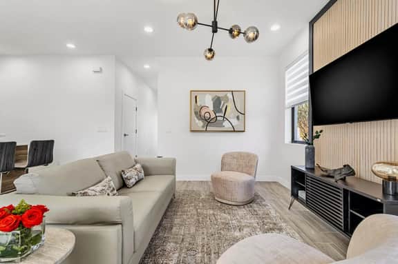 Modern Retreat, 2 Townhomes Near Stadium+ Downtown