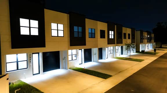 Tampa Group Retreat, 4 Modern Townhomes w/ Patios